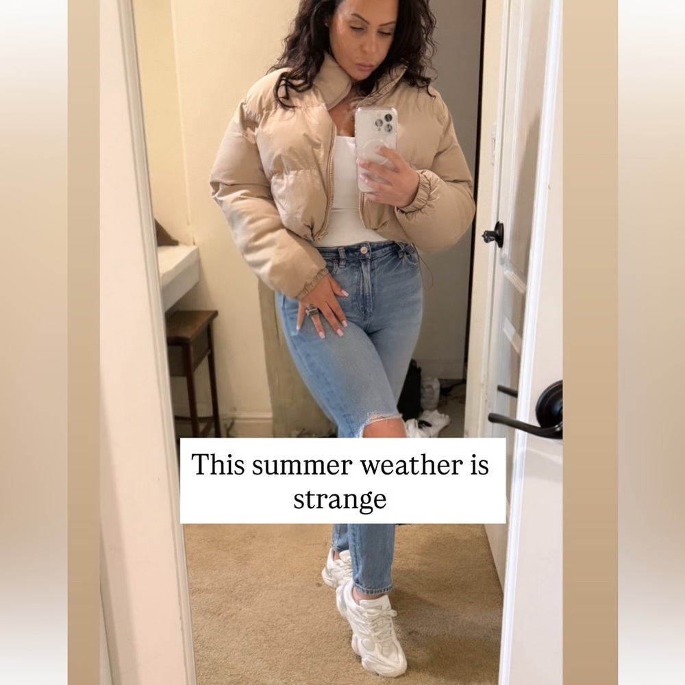 American Eagle Light Blue Denim Mom Jeans size 2 short worn once!